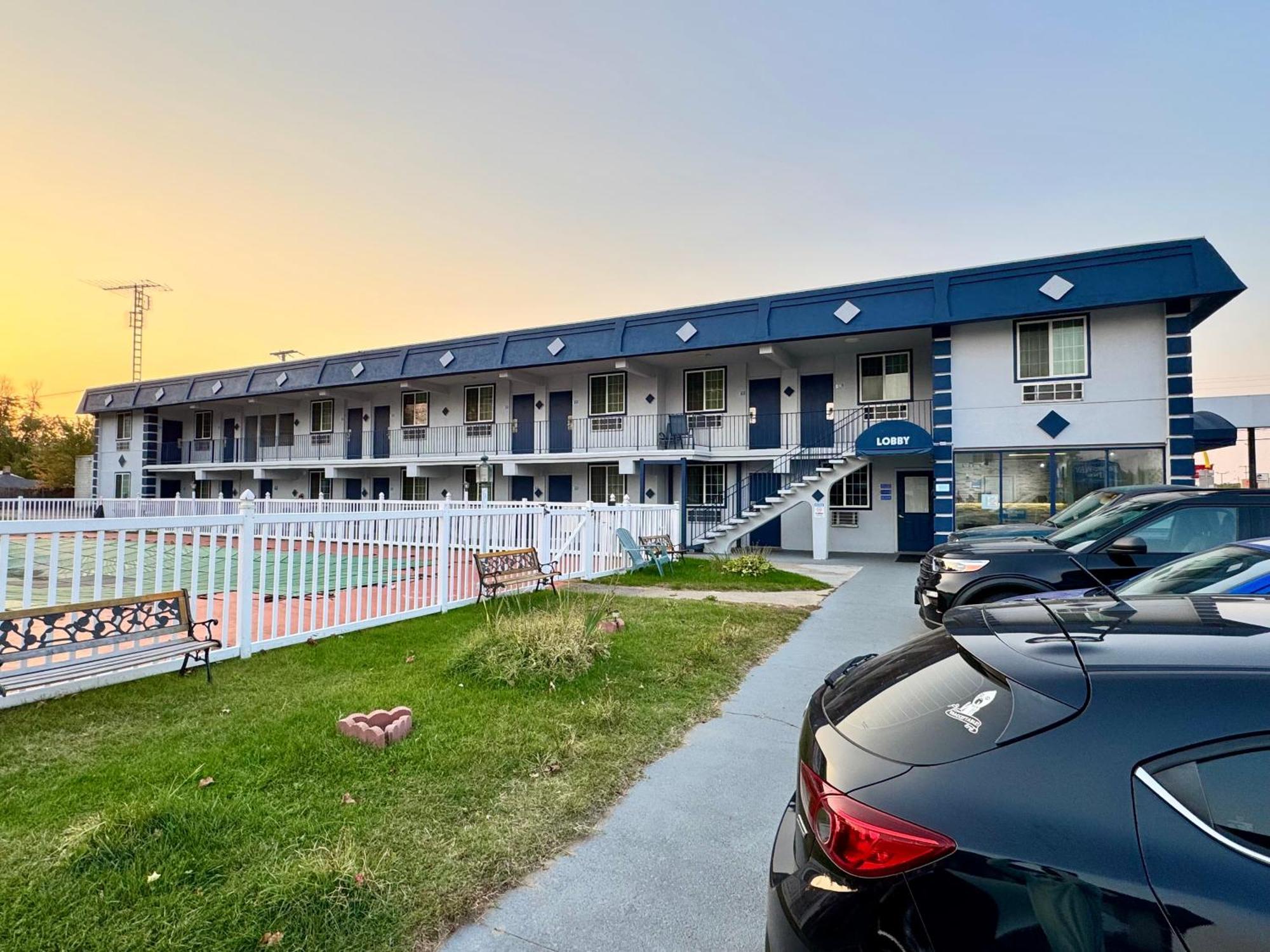 Rodeway Inn Saint Joseph Exterior photo