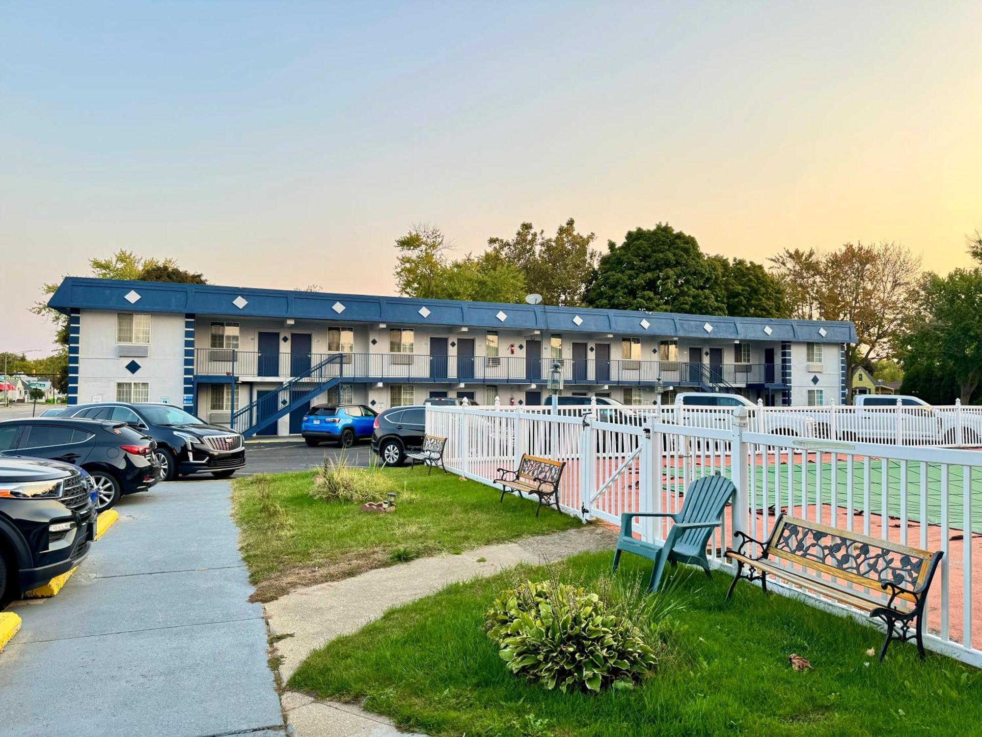 Rodeway Inn Saint Joseph Exterior photo